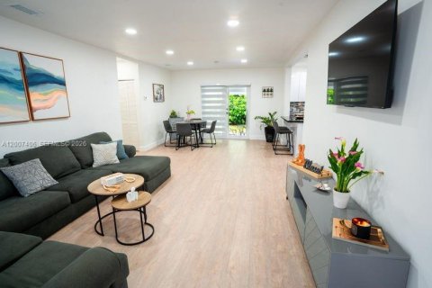 Villa ou maison à vendre à Hialeah, Floride: 3 chambres, 151.24 m2 № 2154491 - photo 5