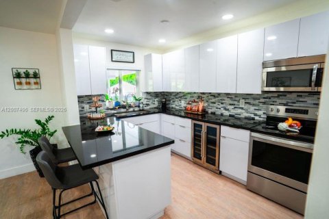 Villa ou maison à vendre à Hialeah, Floride: 3 chambres, 151.24 m2 № 2154491 - photo 7