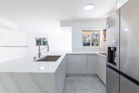 Condo in Miami, Florida, 2 bedrooms  № 1952611 - photo 9
