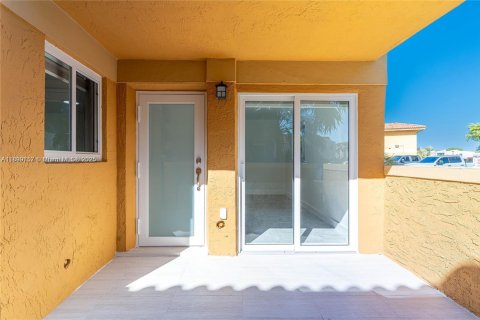 Condo in Miami, Florida, 2 bedrooms  № 1952611 - photo 2