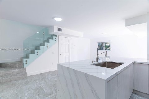 Condo in Miami, Florida, 2 bedrooms  № 1952611 - photo 11