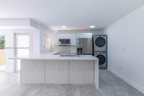 Condo in Miami, Florida, 2 bedrooms  № 1952611 - photo 7