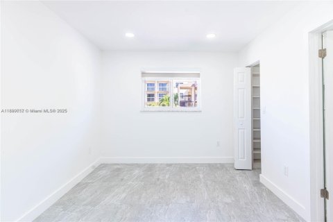 Condo in Miami, Florida, 2 bedrooms  № 1952611 - photo 17
