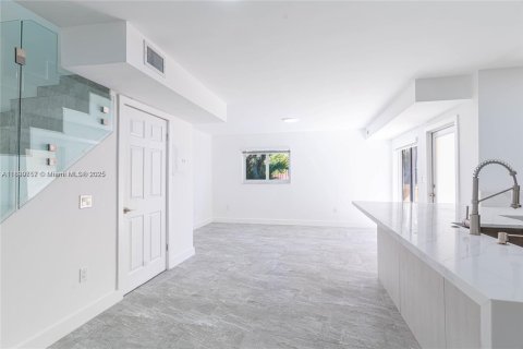 Condo in Miami, Florida, 2 bedrooms  № 1952611 - photo 12