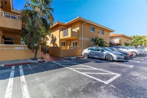 Condo in Miami, Florida, 2 bedrooms  № 1952611 - photo 1