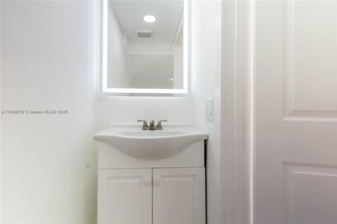 Condo in Miami, Florida, 2 bedrooms  № 1952611 - photo 13