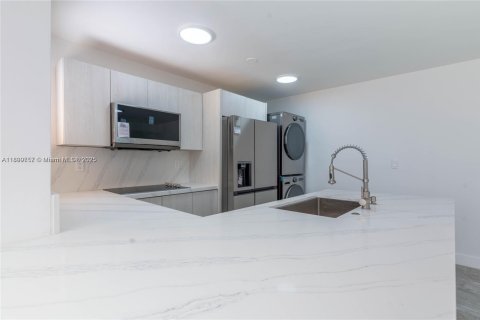 Condo in Miami, Florida, 2 bedrooms  № 1952611 - photo 10