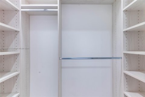Condo in Miami, Florida, 2 bedrooms  № 1952611 - photo 27