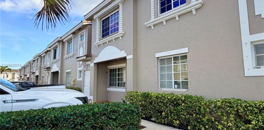 Condominio en Hialeah, Florida, 2 dormitorios № 2029861