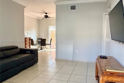 Condominio en venta en Hialeah, Florida, 2 dormitorios, 82.03 m2 № 2029861 - foto 4