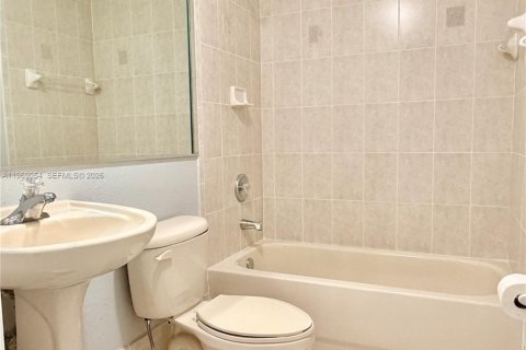 Condominio en venta en Hialeah, Florida, 2 dormitorios, 82.03 m2 № 2029861 - foto 17