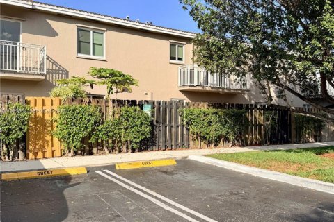 Condominio en venta en Hialeah, Florida, 2 dormitorios, 82.03 m2 № 2029861 - foto 22