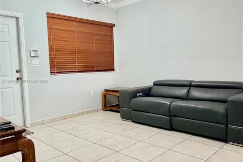Condominio en venta en Hialeah, Florida, 2 dormitorios, 82.03 m2 № 2029861 - foto 6
