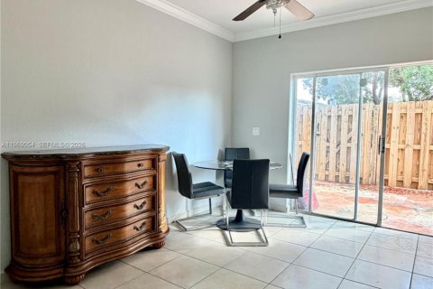 Condominio en venta en Hialeah, Florida, 2 dormitorios, 82.03 m2 № 2029861 - foto 7