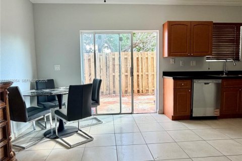 Condominio en venta en Hialeah, Florida, 2 dormitorios, 82.03 m2 № 2029861 - foto 8