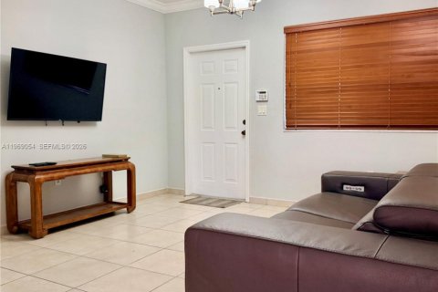 Condominio en venta en Hialeah, Florida, 2 dormitorios, 82.03 m2 № 2029861 - foto 5
