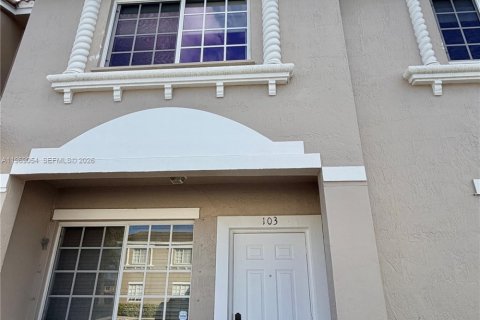 Condominio en venta en Hialeah, Florida, 2 dormitorios, 82.03 m2 № 2029861 - foto 2