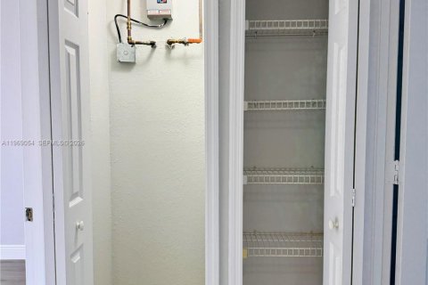 Condominio en venta en Hialeah, Florida, 2 dormitorios, 82.03 m2 № 2029861 - foto 21