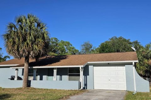 House in Tarpon Springs, Florida 3 bedrooms, 103.86 sq.m. № 1632369 - photo 1