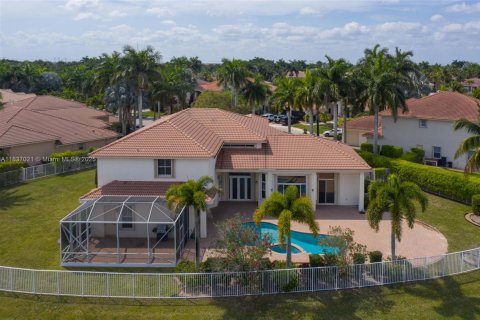 House in Weston, Florida 8 bedrooms, 526.57 sq.m. № 1834207 - photo 30