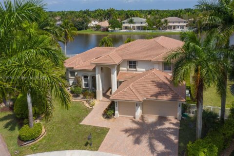 House in Weston, Florida 8 bedrooms, 526.57 sq.m. № 1834207 - photo 15