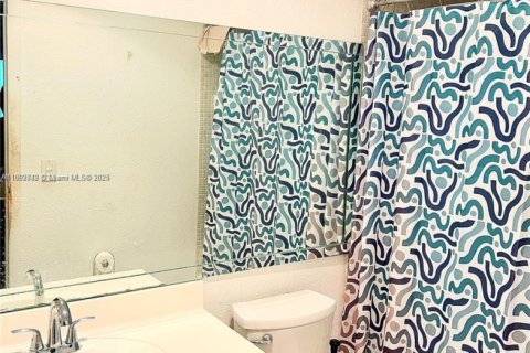 Condo in Lauderdale Lakes, Florida, 2 bedrooms  № 1980332 - photo 9