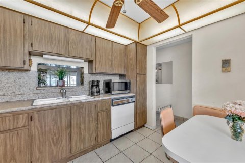 Condo in Dania Beach, Florida, 2 bedrooms  № 2081603 - photo 13