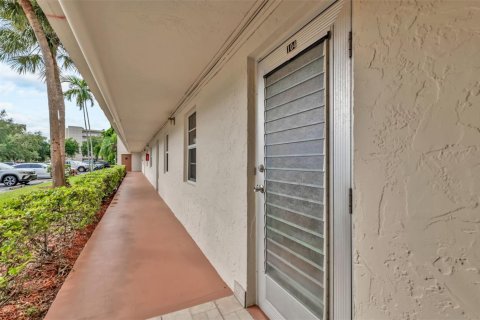 Condo in Dania Beach, Florida, 2 bedrooms  № 2081603 - photo 11