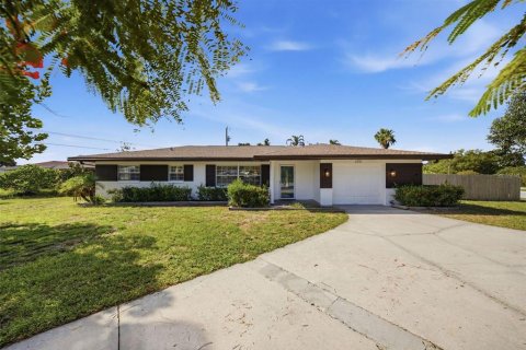 House in Clearwater, Florida 4 bedrooms, 145.21 sq.m. № 2224945