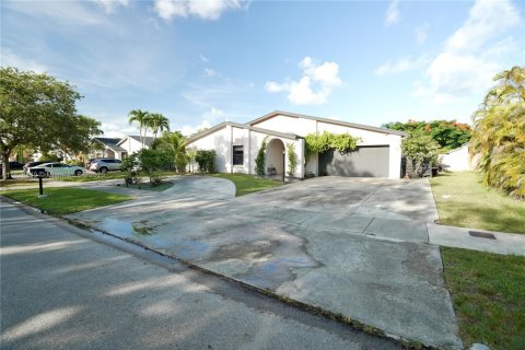 Villa ou maison à vendre à Miami, Floride: 5 chambres, 293.39 m2 № 1814698 - photo 1