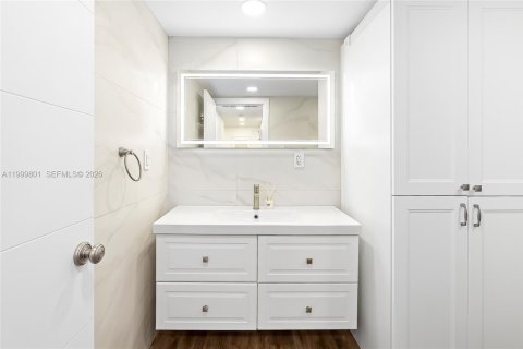 Copropriété à louer à Hallandale Beach, Floride: 2 chambres, 130.06 m2 № 2170101 - photo 24