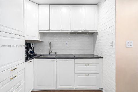 Copropriété à louer à Hallandale Beach, Floride: 2 chambres, 130.06 m2 № 2170101 - photo 3
