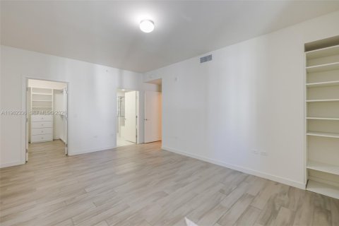 Condo in Miami, Florida, 2 bedrooms № 2080924 - photo 16