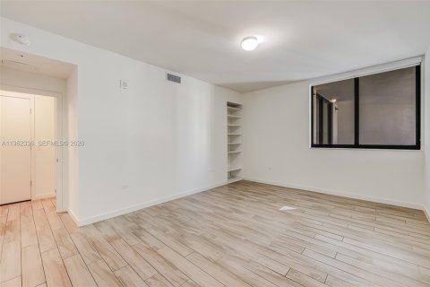 Condo in Miami, Florida, 2 bedrooms № 2080924 - photo 15