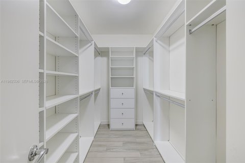 Condo in Miami, Florida, 2 bedrooms № 2080924 - photo 17