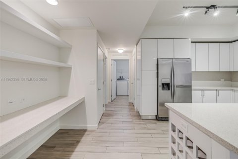 Condo in Miami, Florida, 2 bedrooms № 2080924 - photo 9