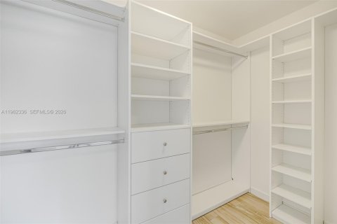 Condo in Miami, Florida, 2 bedrooms № 2080924 - photo 13