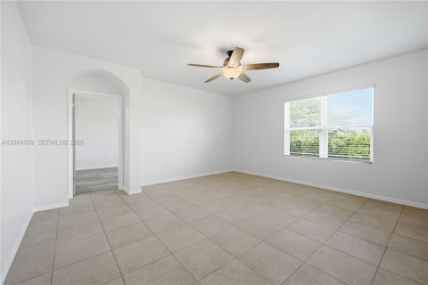 Villa ou maison à vendre à Lehigh Acres, Floride: 4 chambres, 169.83 m2 № 2294084 - photo 4
