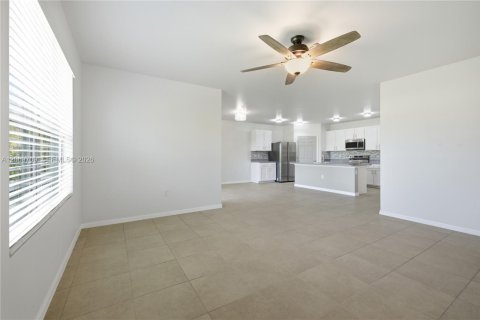 Villa ou maison à vendre à Lehigh Acres, Floride: 4 chambres, 169.83 m2 № 2294084 - photo 5