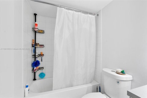 Condominio en venta en Hollywood, Florida, 1 dormitorio, 78.13 m2 № 1946339 - foto 18