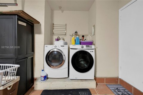 Casa en venta en Miami, Florida, 4 dormitorios, 215.9 m2 № 2056823 - foto 30