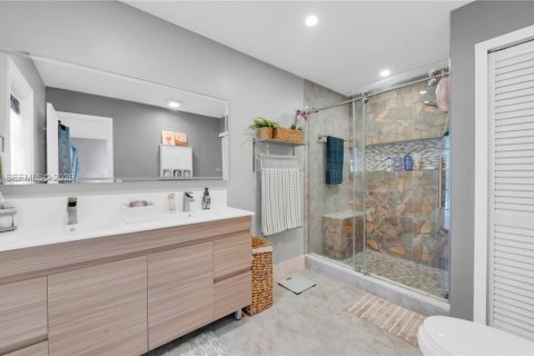 Casa en venta en Miami, Florida, 4 dormitorios, 215.9 m2 № 2056823 - foto 17