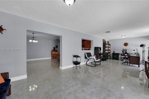 Casa en venta en Miami, Florida, 4 dormitorios, 215.9 m2 № 2056823 - foto 23