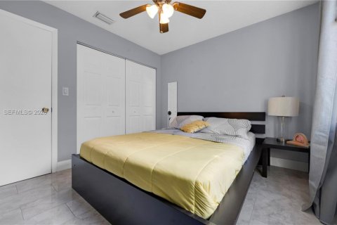 Casa en venta en Miami, Florida, 4 dormitorios, 215.9 m2 № 2056823 - foto 13