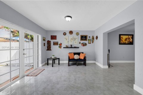 Casa en venta en Miami, Florida, 4 dormitorios, 215.9 m2 № 2056823 - foto 24