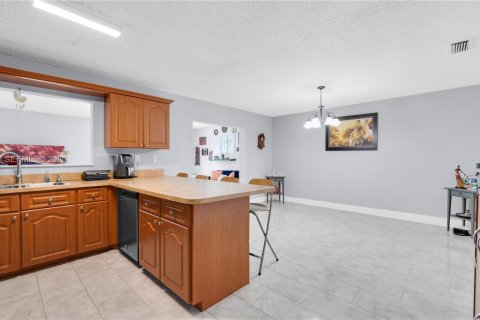 Casa en venta en Miami, Florida, 4 dormitorios, 215.9 m2 № 2056823 - foto 21