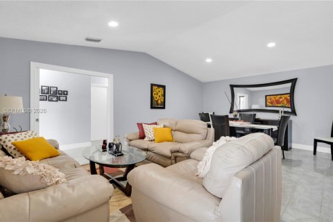 Casa en venta en Miami, Florida, 4 dormitorios, 215.9 m2 № 2056823 - foto 3