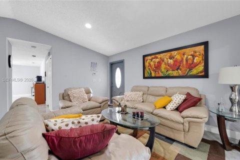 Casa en venta en Miami, Florida, 4 dormitorios, 215.9 m2 № 2056823 - foto 4