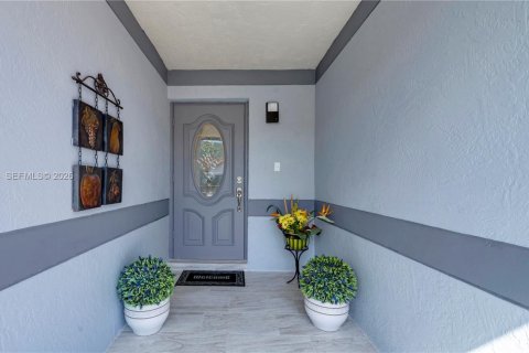 Casa en venta en Miami, Florida, 4 dormitorios, 215.9 m2 № 2056823 - foto 2