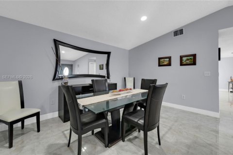 Casa en venta en Miami, Florida, 4 dormitorios, 215.9 m2 № 2056823 - foto 5